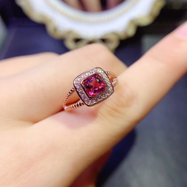 The pure natural magnesium aluminum garnet ring is shipped with a main stone size of 5mm,2510110246