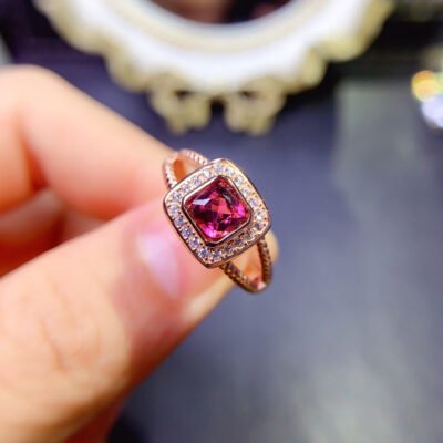 The pure natural magnesium aluminum garnet ring is shipped with a main stone size of 5mm,2510110246