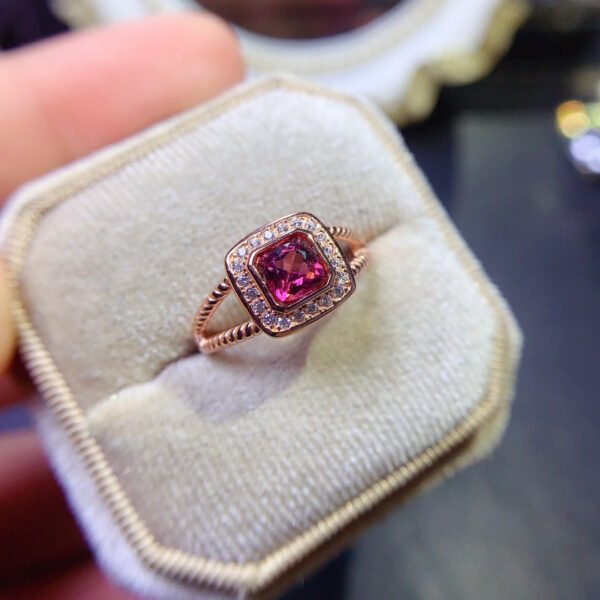 The pure natural magnesium aluminum garnet ring is shipped with a main stone size of 5mm,2510110246