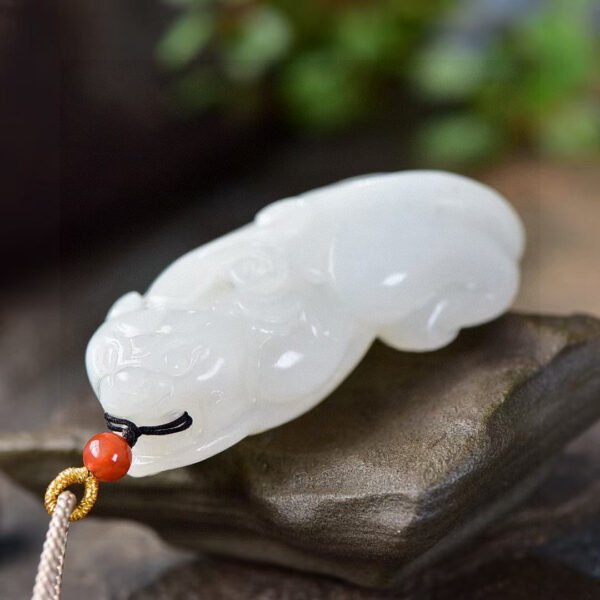 The natural Hotan Jade sheep fat jade mythical wild animal pendant! Pendant size: 52.9 * 24.2 * 17.2mm2710359147