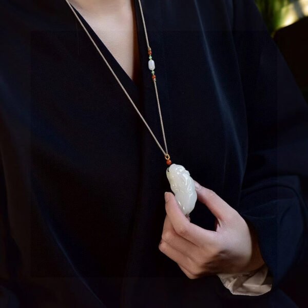 The natural Hotan Jade sheep fat jade mythical wild animal pendant! Pendant size: 52.9 * 24.2 * 17.2mm2710359147