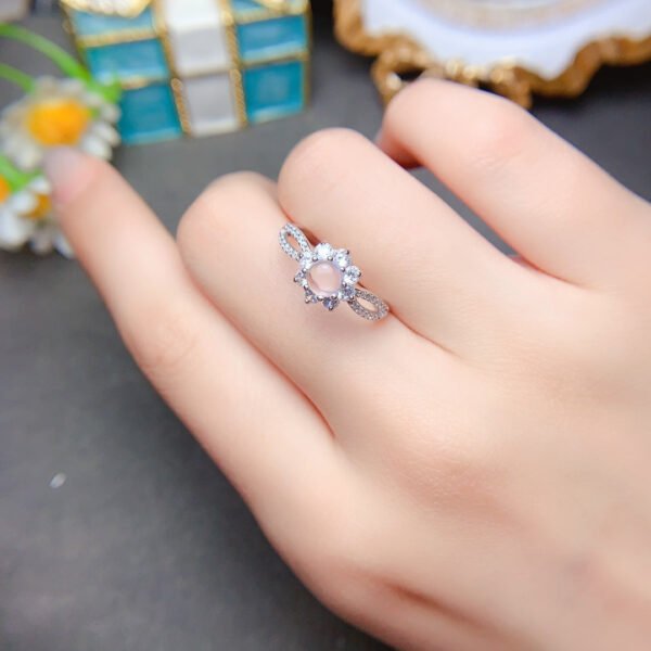 Pure natural moonstone ring, with a main stone size of 5mm round2810105136
