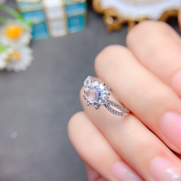 Pure natural moonstone ring, with a main stone size of 5mm round2810105136
