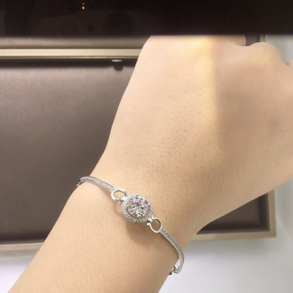 Classic Mosan diamond bracelet with a main stone of 2 carats and a circle of 8mm.2810150159