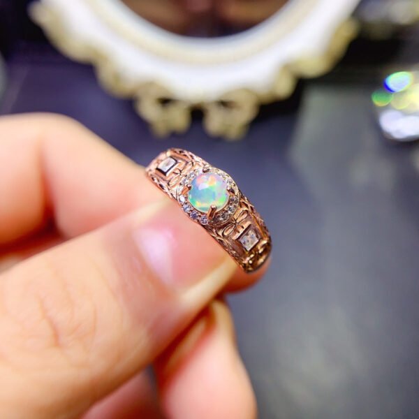 Pure natural dazzling white opal ring, with a main stone size of 5mm round2810110189