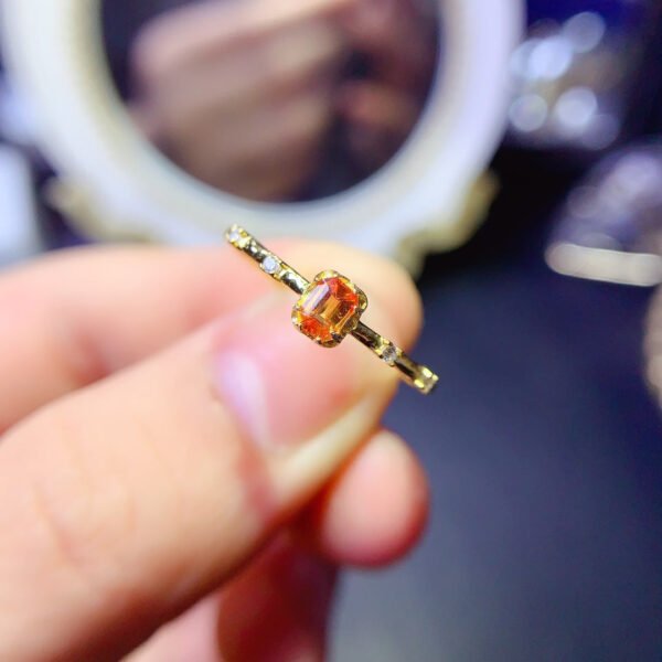 Natural Sri Lankan unburned colored sapphire ring, with a main stone size of 3 * 4mm squ0211090155are