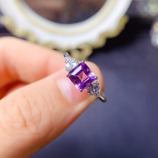 Natural Brazilian amethyst ring, with a main stone size of 6mm square0411090159