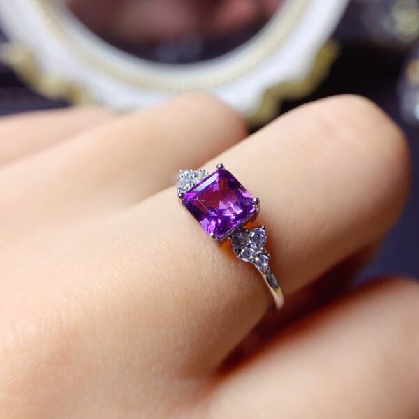 Natural Brazilian amethyst ring, with a main stone size of 6mm square0411090159