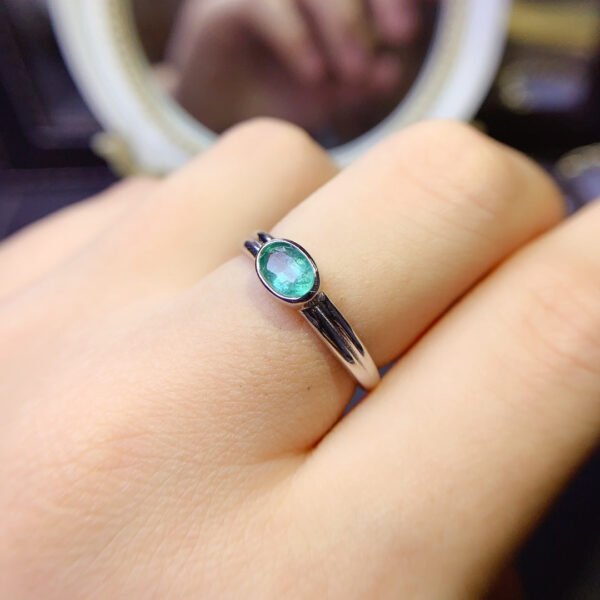 Pure natural Colombian emerald ring, main stone size 4 * 6mm0611170126