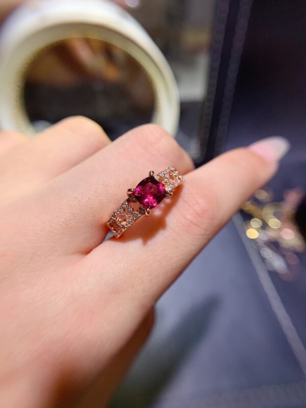 Pure natural magnesium aluminum garnet ring, with a main stone size of 6mm square0811130295