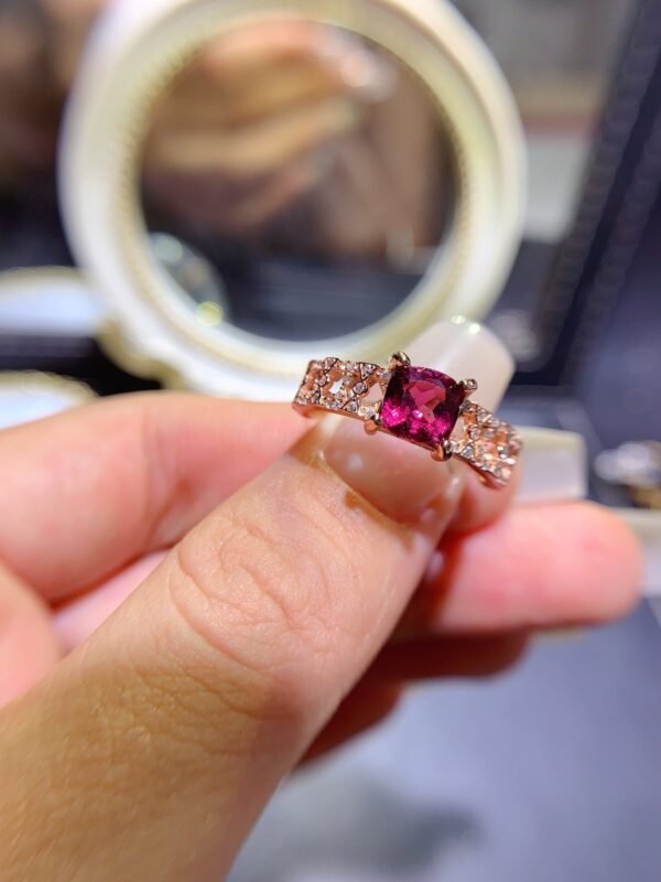 Pure natural magnesium aluminum garnet ring, with a main stone size of 6mm square0811130295