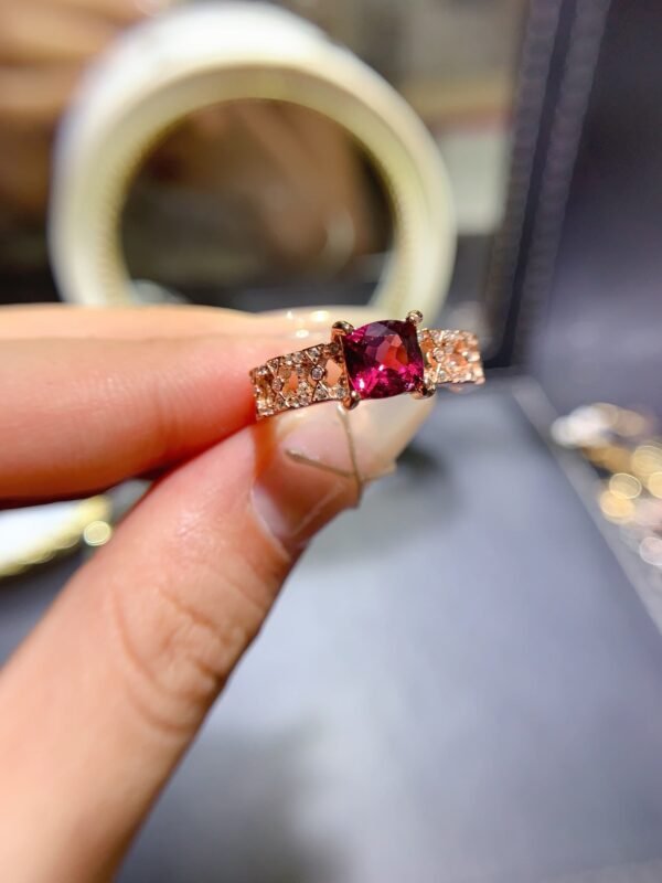 Pure natural magnesium aluminum garnet ring, with a main stone size of 6mm square0811130295