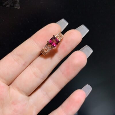 Pure natural magnesium aluminum garnet ring, with a main stone size of 6mm square0811130295