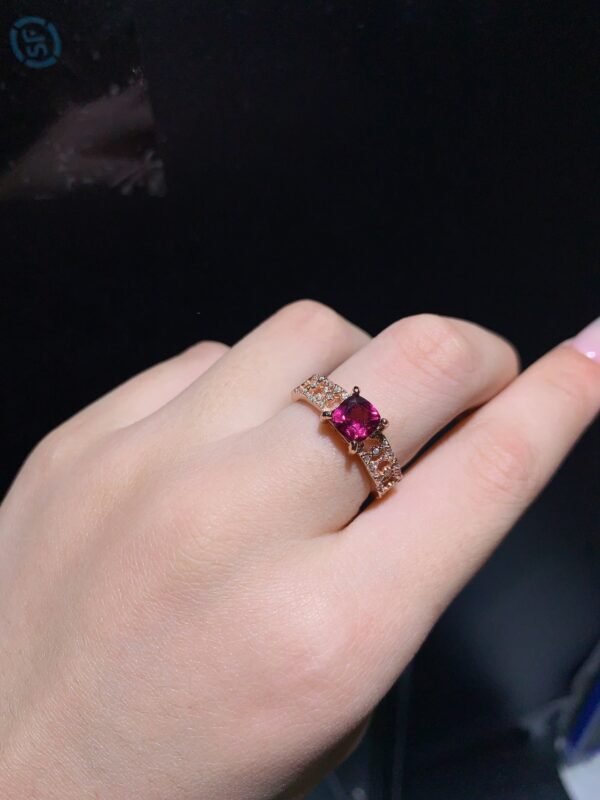 Pure natural magnesium aluminum garnet ring, with a main stone size of 6mm square0811130295