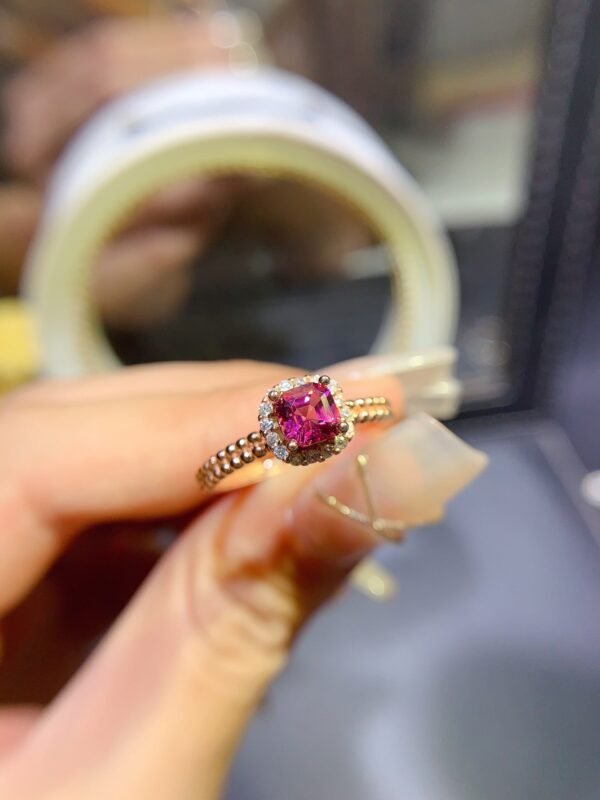 Pure natural magnesium aluminum garnet ring, with a main stone size of 6mm,0811130262