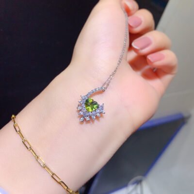 Natural Sri Lankan unburned colored sapphire pendant, with a main stone size of 6mm in the heart1110375188