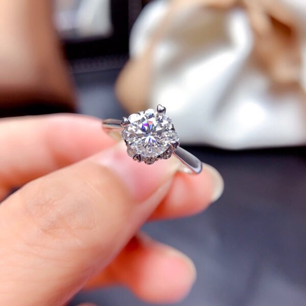 Classic Mosan Diamond Set, Main Stone 1 Carat, Round 6.5mm1114199255