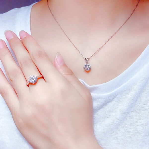 Classic Mosan Diamond Set, Main Stone 1 Carat, Round 6.5mm1114199255