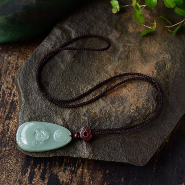 The naturally selected Hetian Yuengong pendant has a size of about 49.6 * 27.6 * 8.8mm.1114119822