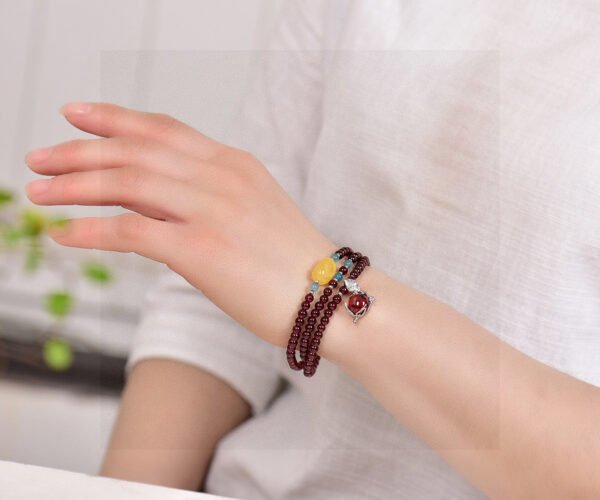 Natural wine red garnet three loop bracelet, with a bead diameter of approximately 4.8mm1114135344