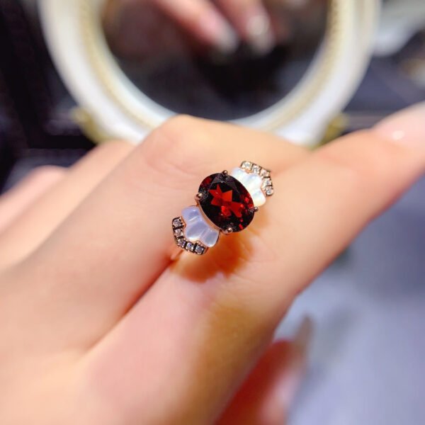 Pure natural garnet ring, with a main stone of 7 * 9mm.1116120433