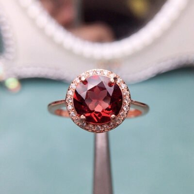 Pure natural Mozambique garnet ring, with a main stone size of 8mm round.1117115466