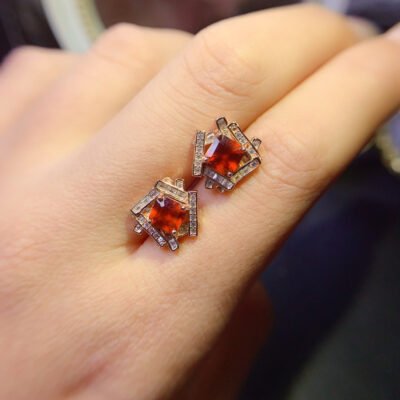 Pure natural Fenda garnet earrings, with a main stone size of 5mm.1117130599