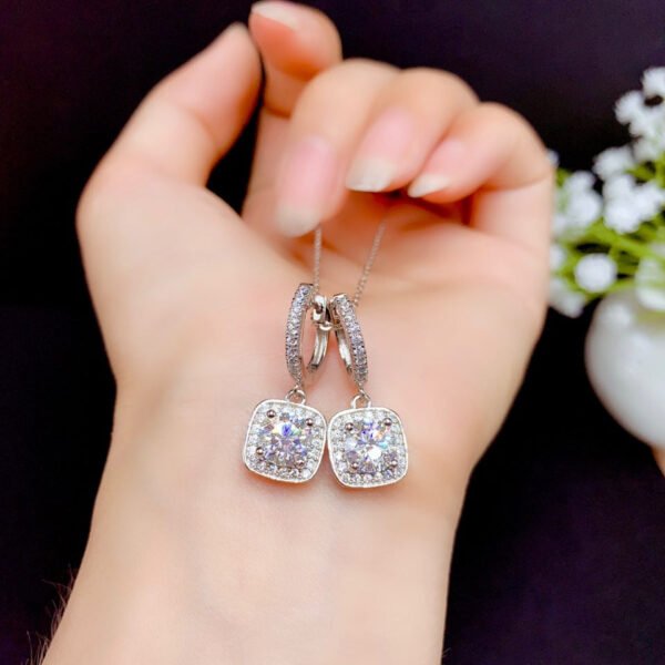 Classic Mosang Diamond Earrings, with a main stone of 50 points per piece and a circle of 5mm1118120433