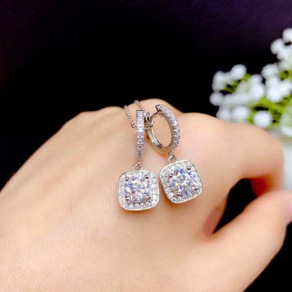 Classic Mosang Diamond Earrings, with a main stone of 50 points per piece and a circle of 5mm1118120433